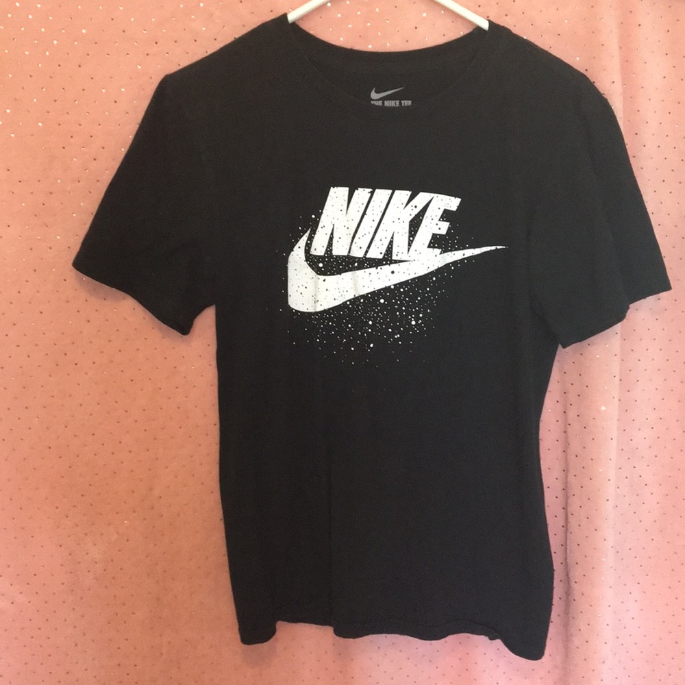 Black nike tee